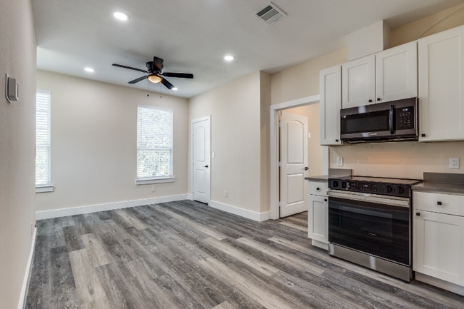 511 N Davis Dr unit A, Arlington, TX 76012 - photo 4