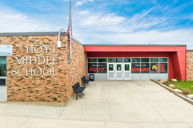 Hoyt Middle School serves the intermediate students of Valley High Manor.