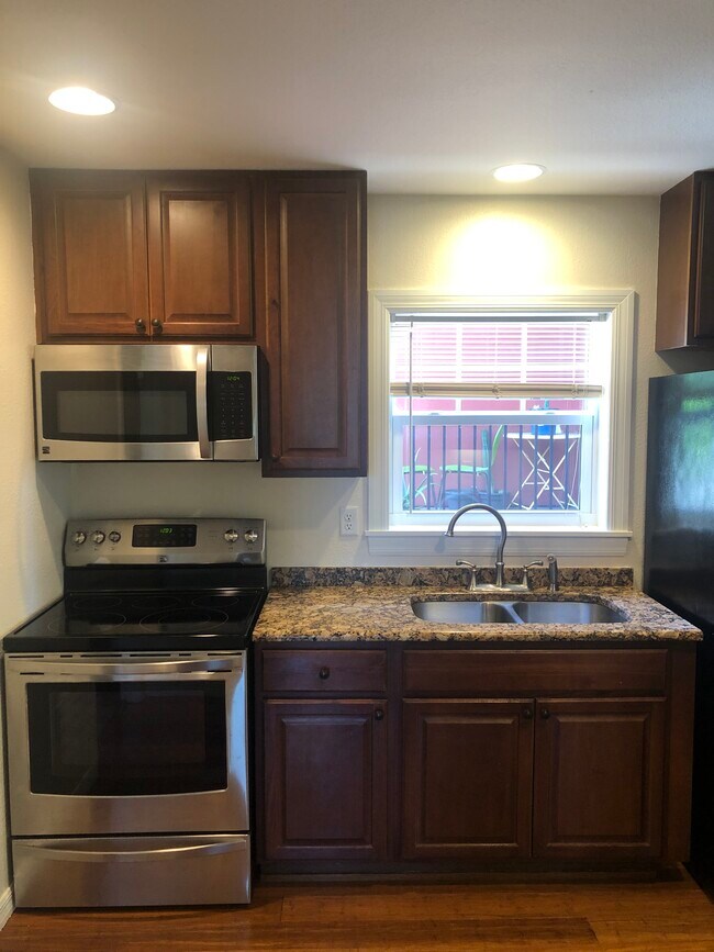 1682 9th St Sarasota FL 34236 - 1682 9th St Sarasota Fl Buildingphoto 3 