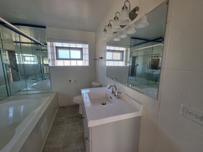 9225 S Cregier Ave, Chicago, IL 60617 - photo 7