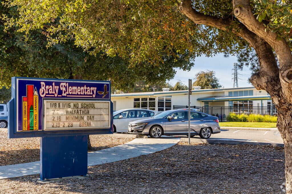 Braly Elementary School is an excellent public school option for Sunnyvale children.