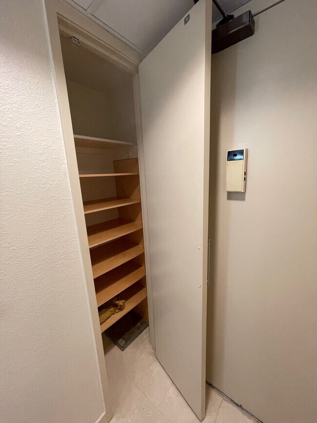 Iolani Court Plaza unit Iolani Court Plaza, Honolulu, HI 96826 - photo 4