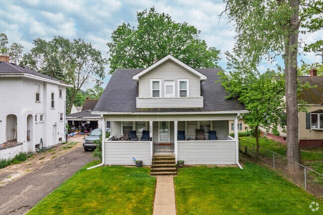 Craftsman bungalows provide Circle Drive residents with cozy covered front porches.
