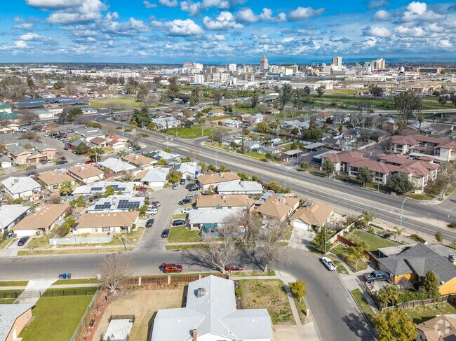 Residents who live and work in Downtown Fresno enjoy convenient commutes.