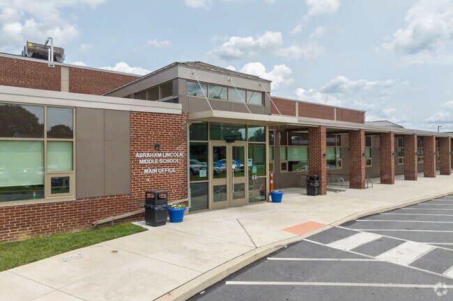 Lincoln Middle School is located at 1001 Lehigh Ave, Lancaster, PA 17602-2450.