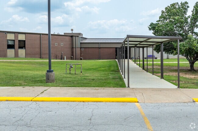 Mannford Middle School has low teach student ration.