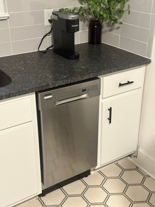 910 E Mulberry St unit B BDR 2, Goldsboro, NC 27530 - photo 6