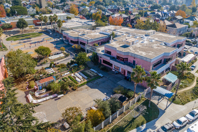 Willard Middle School has a large playground for children in Alameda County.