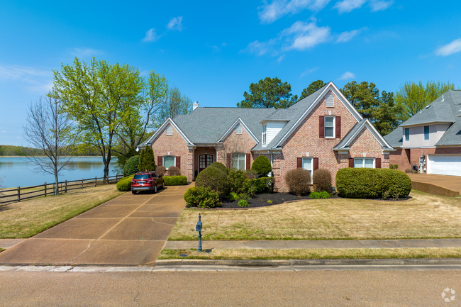 There are a number of lakeside living options within Cordova.