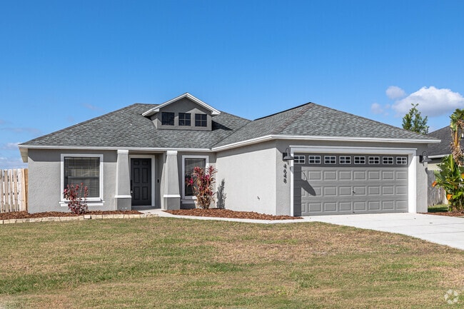 Many homes in Sun Ridge have delightful front porches near the City of Bartow Florida.