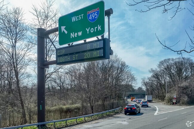The Long Island Expressway offers access to New York City and the Hamptons from Roslyn Harbor.