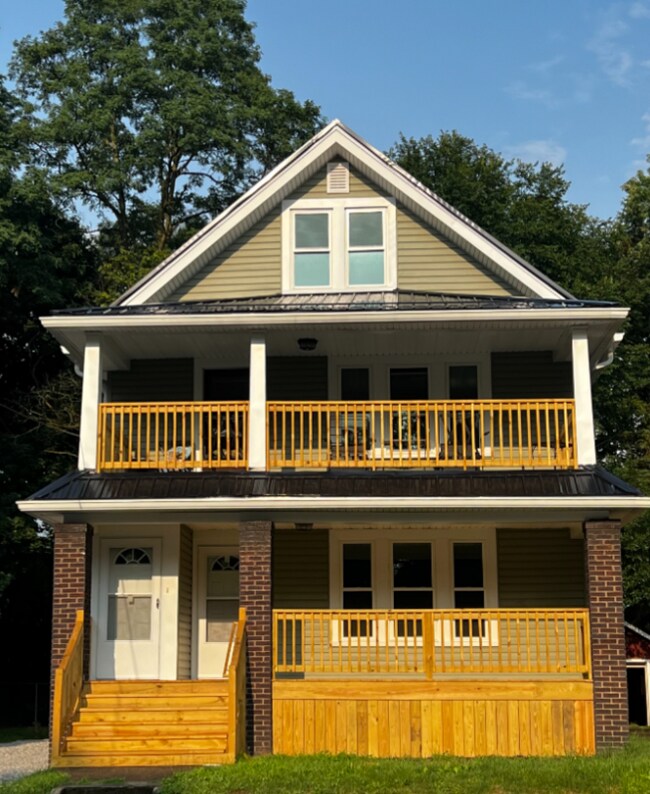 825 Avon St Unit 2, Akron, OH 44310