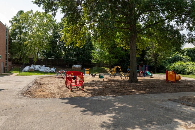 Rose Acres Elementary School has a student to teacher ratio of 13:1.