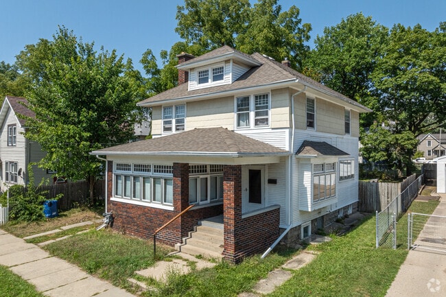 Many historic American Foursquare homes are located in SWAN.