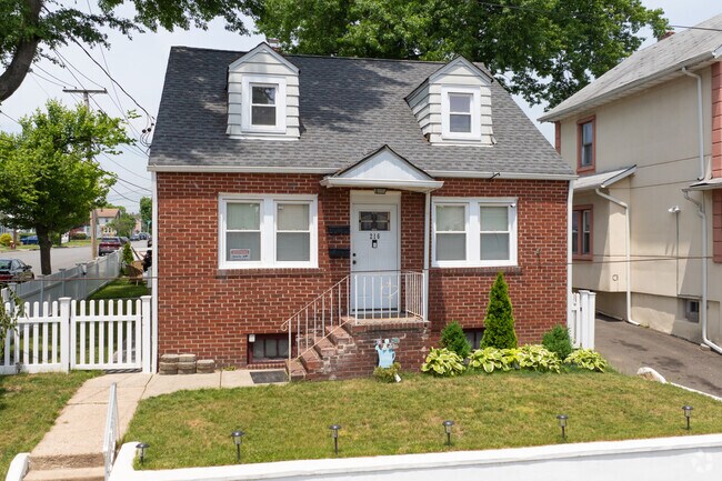 Cape Cods are a common house style throughout Lakeview.