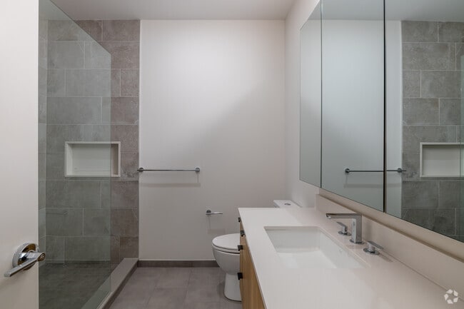 Junior 1BR, 1BA - 538SF - Bathroom