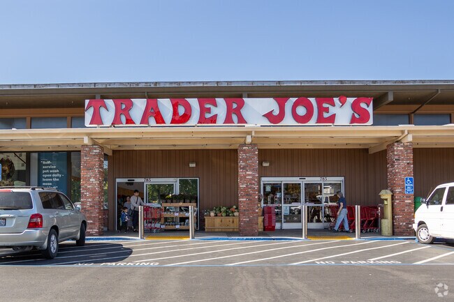 Residents of Shadelands will find Trader Joes on the border for grocery shopping.