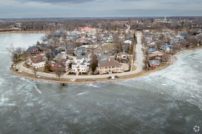 You can rent kayaks, longboards and paddleboards on Warsaw's lakes and stroll the many miles of greenways and bike trails that connect the community.