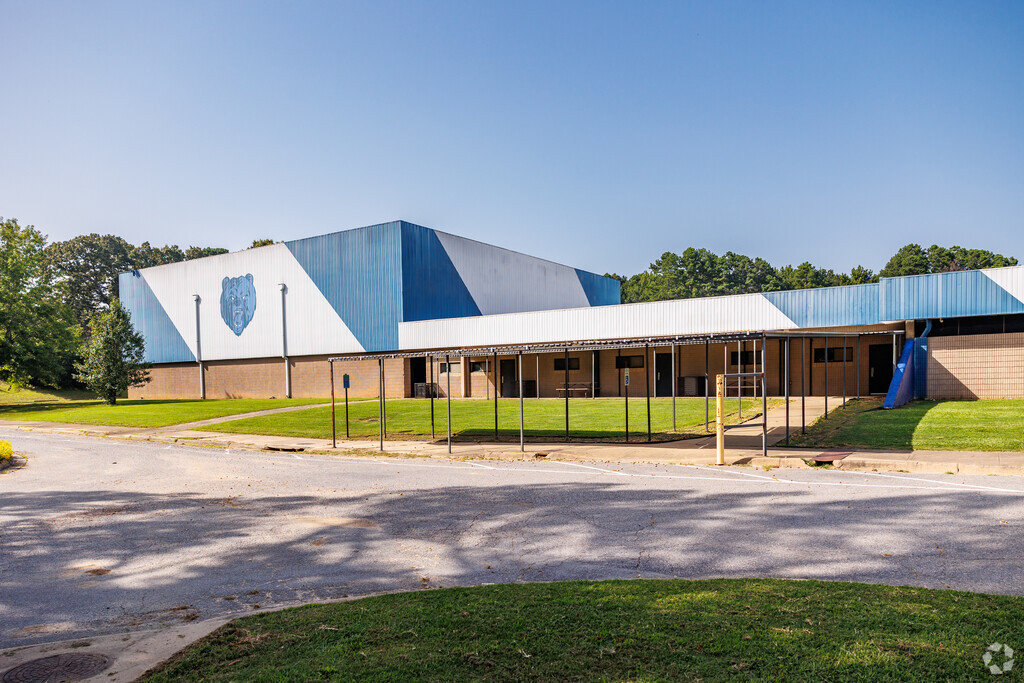 Students at Sylvan Hills Middle School attend grades 6th through 8th.