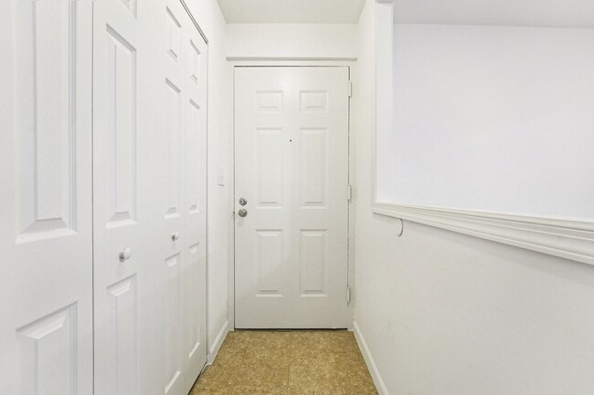 1BR, 1BA - 692SF - Foyer and Coat Closet