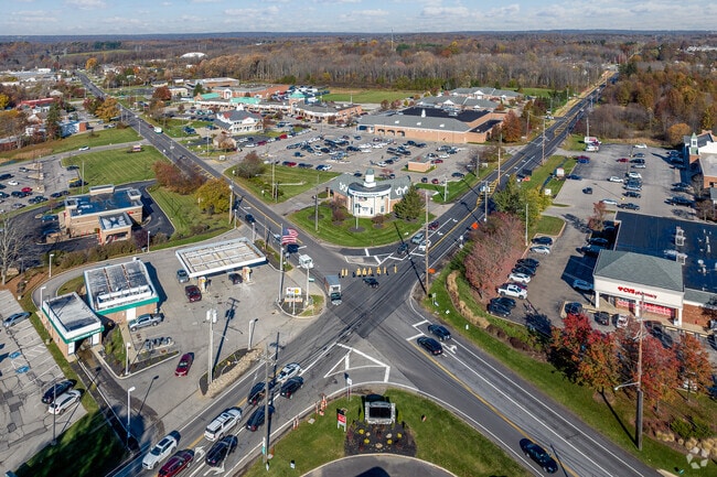 Washington Street clusters shops, dining, and services along Bainbridge’s north edge.