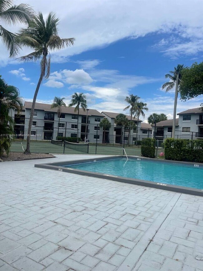 7095 NW 179th St, Hialeah, FL 33015 - photo 2