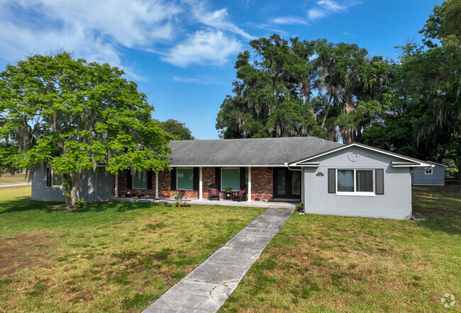 Highland View has ranch style homes that use natural elements like brick and stone.