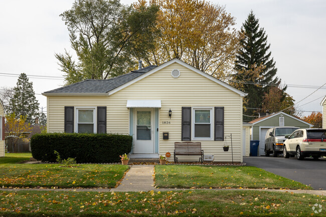 Houses built from the early 1930s through the 1980s line the community of Marquette Highlands.