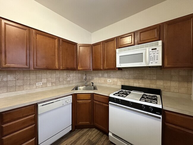 3722 N Sheffield Ave unit M01H, Chicago, IL 60613 - photo 4