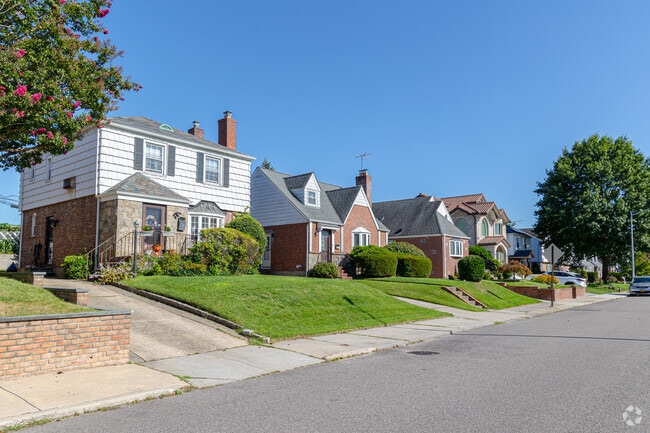 Bayside offers its residents suburban living in the backdrop of a monumental metropolitan city.