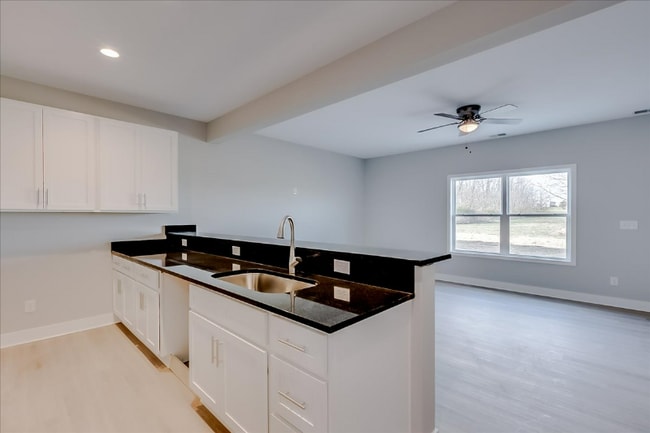 1 Robert M Green Blvd unit 315 Robert M Green B, Frankfort, KY 40601 - photo 5