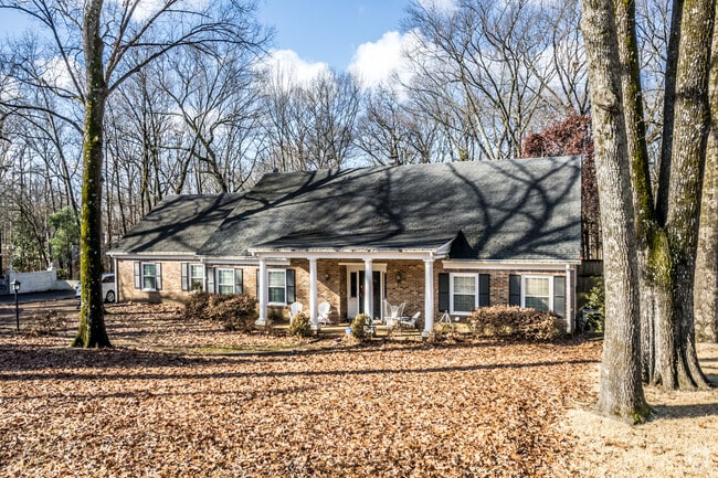 Many homes in Colonial Acres offer large front and backyards.