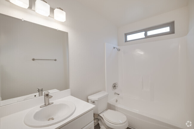 2BR, 2BA - 1,000SF - Full Bathroom