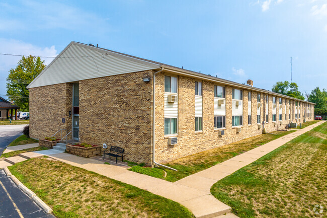 Wildwood Pool Apartments - 921 Old Marion Rd NE, Cedar Rapids, IA ...