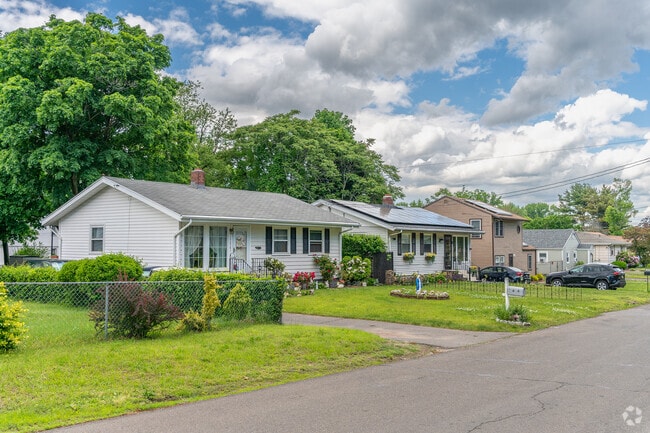 Ranch homes are typical of Quinnipiac Meadows.