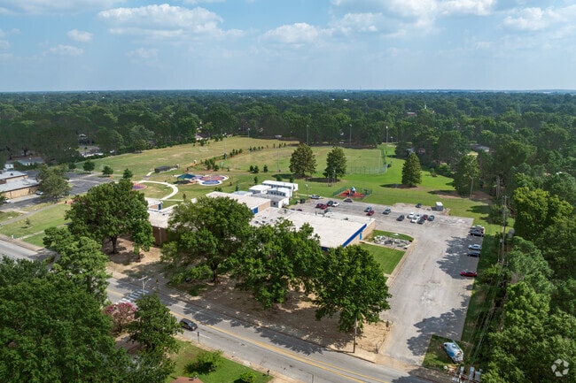 Evans Elementary in Memphis has ample parking.
