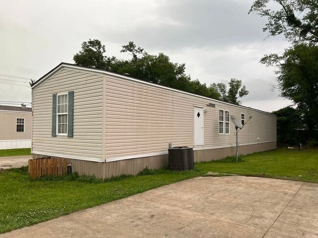 805 Topsy Rd, Lake Charles, LA 70611 - photo 2