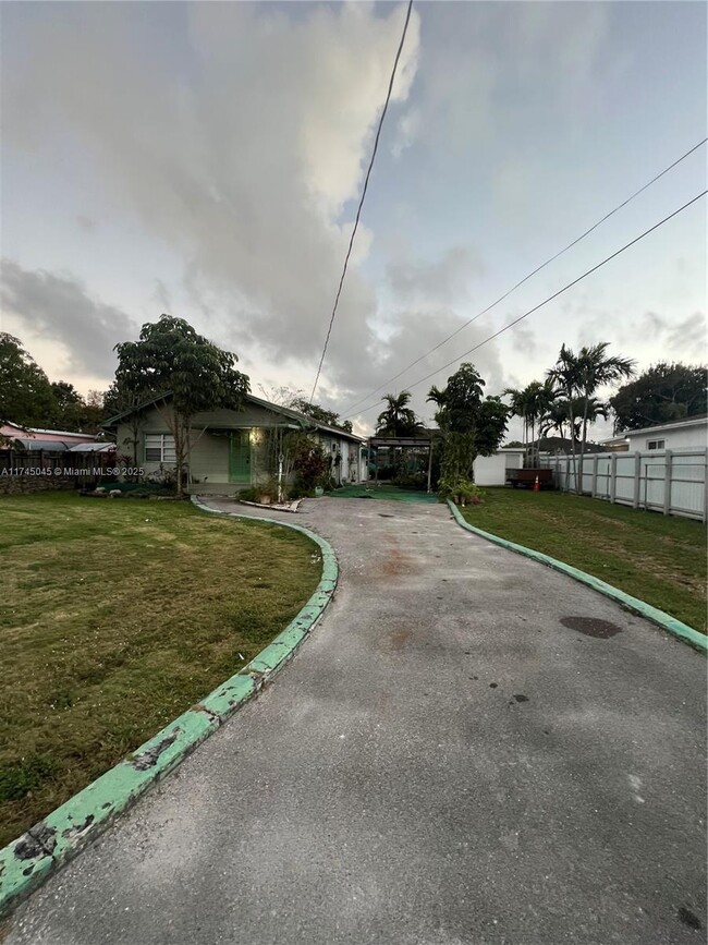 6738 SW 14th St, Miami, FL 33144