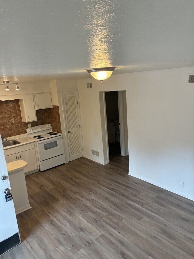 Pinecroft Apartments, Louisville, KY 40219 - photo 3