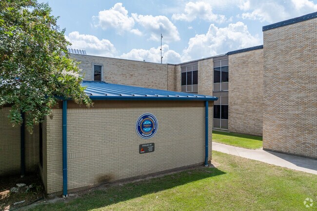 Sulphur High has a student-teacher ratio of 18:1.