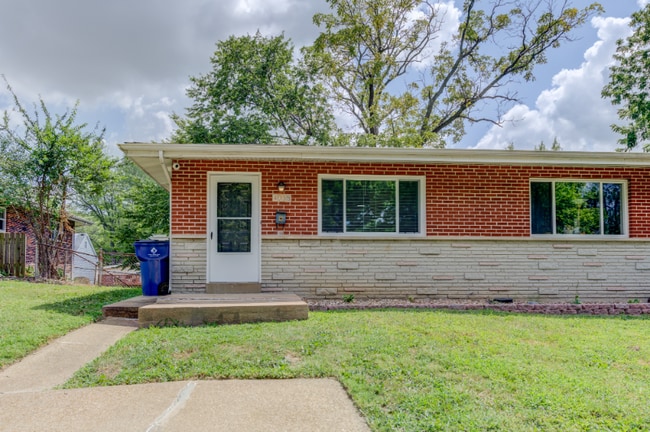 4063 Esseldale Dr, Saint Ann, MO 63074 - photo 3