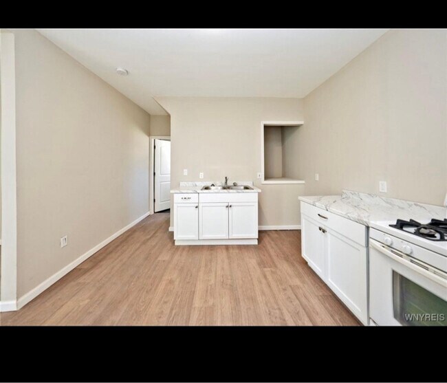 275 Genesee St unit lower, Lockport, NY 14094 - photo 4