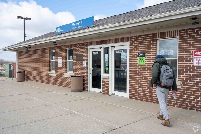 Metra Station in Mokena, IL is conveniently near the Arbury Hills area.