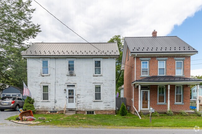 Older colonial revival homes are located on Foot of Ten rd.