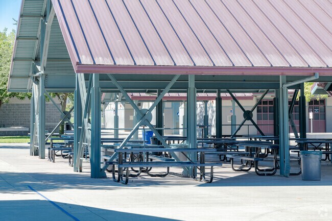 Barbara Chilton Middle School - School Features - Outdoor Courtyard & Covered Eating _8500068