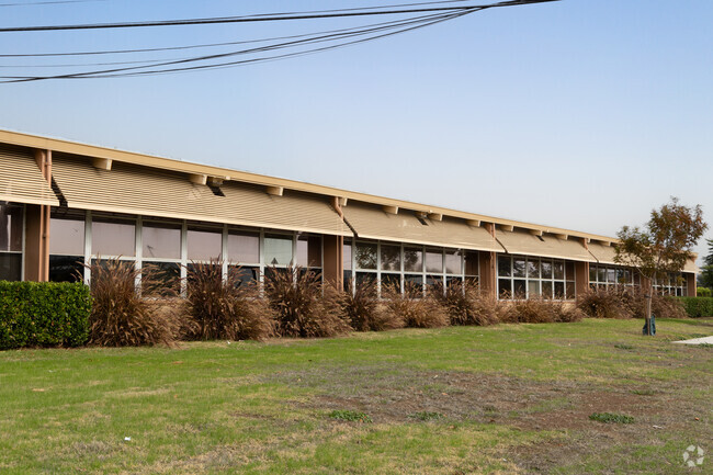 Bay Elementary School is a public school located in San Lorenzo, serves students in grades K-5.
