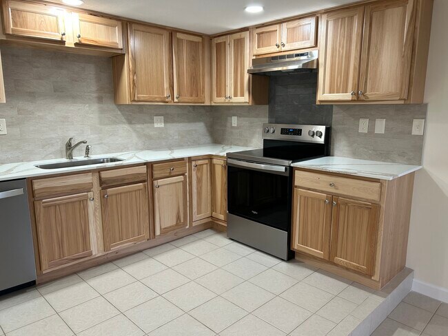 182-186 Marlborough St, East Greenwich, RI 02818 - photo 3