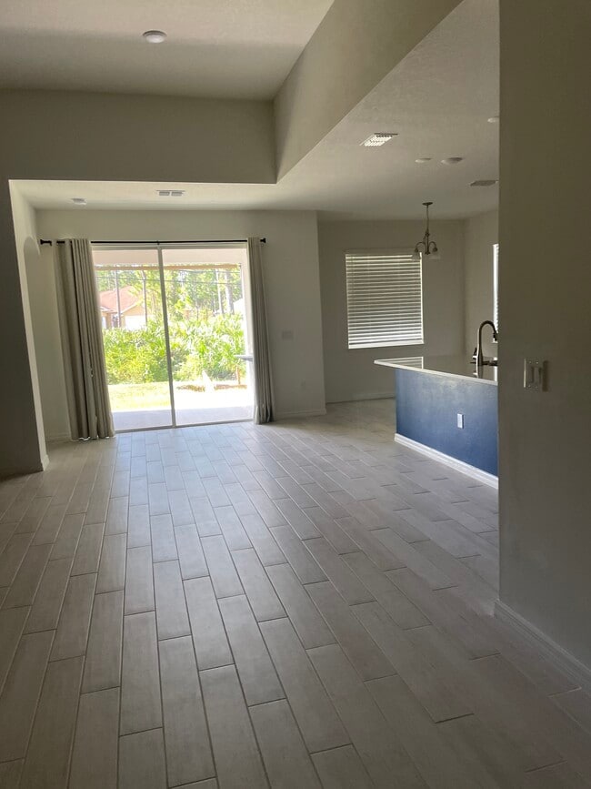 Living/Sliding Door