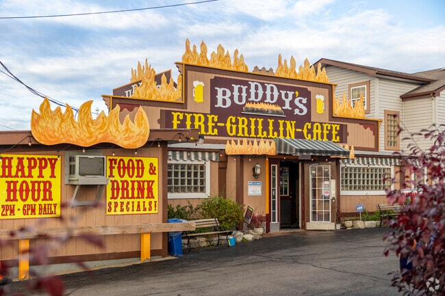 Buddy’s Fire Grillin Cafe has daily food and drink specials in Lincoln Knolls.