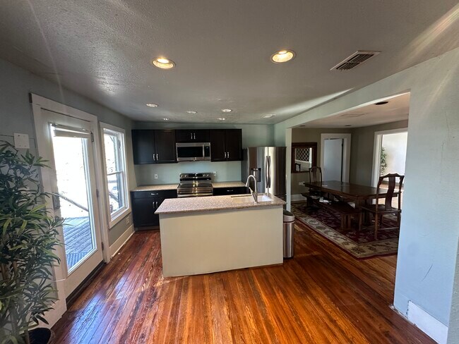 1822 W 35th St unit Bradz Upstairs, Austin, TX 78703 - photo 6